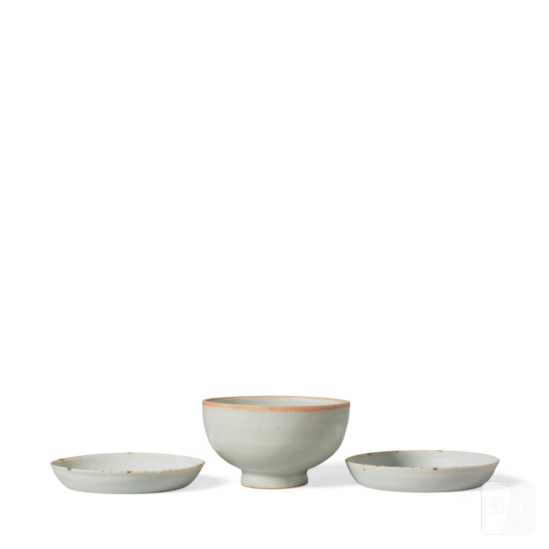 宋 青白盤一對及青白盌一件 | A PAIR OF QINGBAI-GLAZED DISHES AND A QINGBAI-GLAZED BOWL - 图2